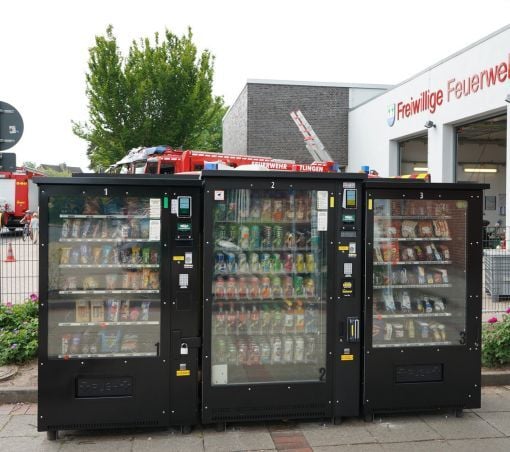 Moderne Verkaufsautomaten an einem Automatenstandort