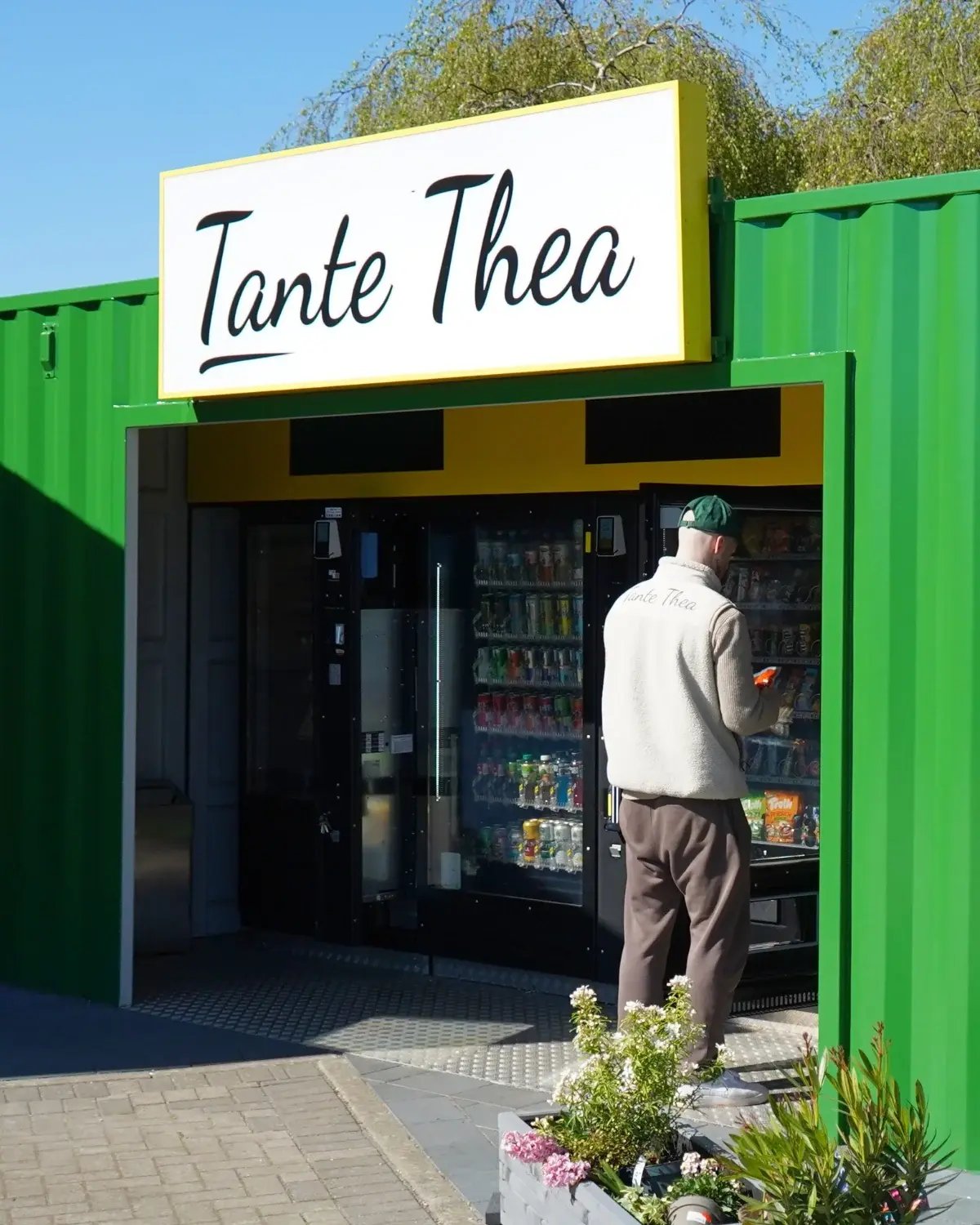 Ein Betreiber kontrolliert die Verkaufsautomaten am Tante-Thea-Standort in Hemdingen.